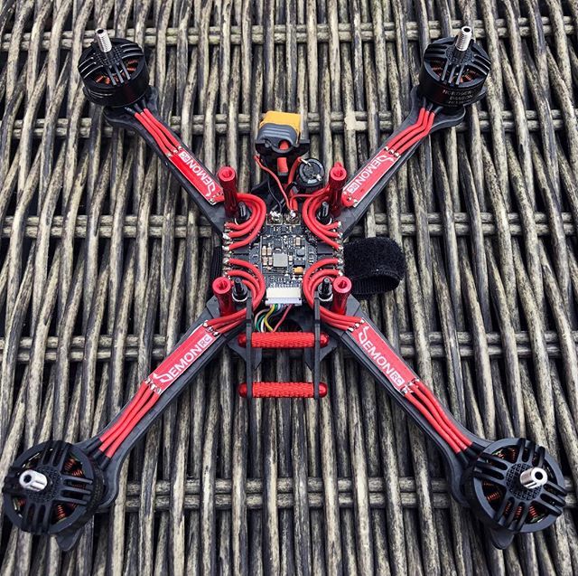 sircrashalotFPV's tweet photo. My @demonrceu Rage reborn. Racewire, @northaero Dragon 2207.5, barely visible but awesome light and Kevlar lipo strap from DemonRC #droneshop #droneshopnl #immersionrc #gemfan #torvol #torvolfpv #demonrc #foxeer #northaero #acehe #actuna #fpv #fpvracing … https://t.co/TksEqK5Om9 https://t.co/osLGTGuAC3