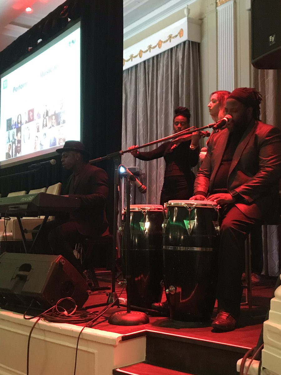 Merci a le Montréal contact center pour cette belle journée. Met the wonderful teams and got to recognize our top performers and TD heroes! All topped off by an inspiring black history reception full of music and great discussions. #ExpertsAtDeliveringLegendary #ProudToBeTD