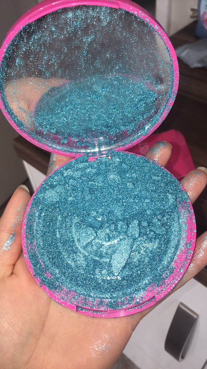 PhillipaMarie's tweet photo. Just had my premium @JeffreeStar box come. Deep freeze is broken to pieces and I am genuinely devastated. Being in the UK, it isn’t as easy to buy from the website with customs and shipping. So so distraught since this is my first order from JSC😭. #heartbroken #JSC #jeffreestar https://t.co/VOLLvmjPB6