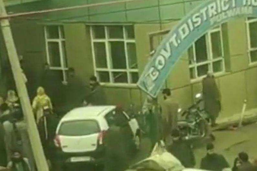 tv9kannada's tweet image. 12 Students Injured In #BombExplosion At Pulwama private School In #JammuKashmir 

#Pulwama: A blast at a private school in Jammu and Kashmir's Pulwama district left at least 12 students injured Wednesday, The explosion took place inside the school in Narbal village