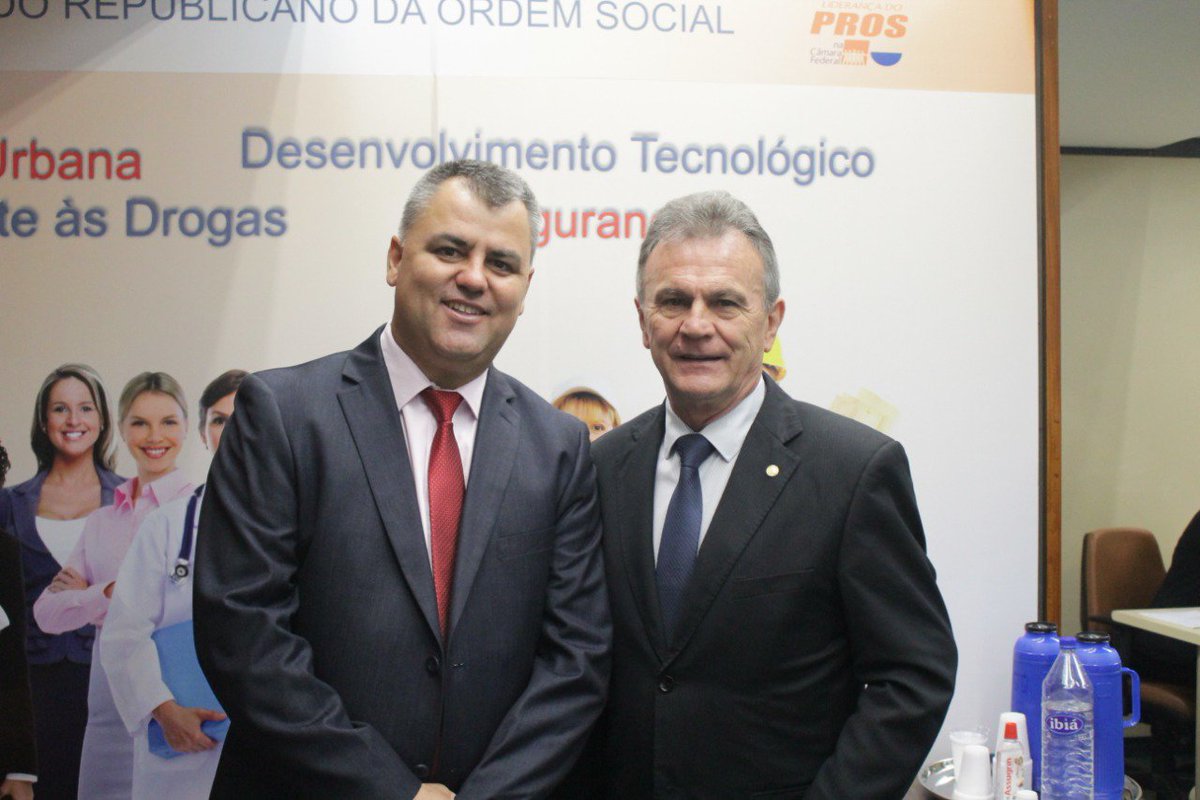 deputadotoninho's tweet image. Presidente do PROS Paraná e líder do Partido na Câmara, deputado federal Toninho Wandscheer recebe visita de Eneucino Iel, presidente do PROS de Ribeirão do Pinhal, em Brasília. #DeputadoToninho #ToninhoWandscheer #PROSParaná #CâmaradosDeputados