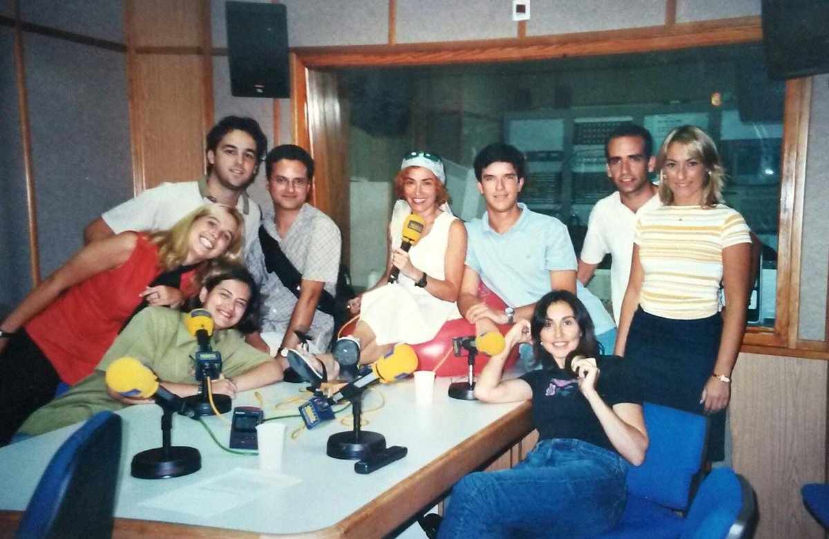 Mi casa, mi escuela, la radio. Esto es <a href="/RadioSevilla/">Radio Sevilla</a> allá por 2004 #DiadelaRadio #DiaMundialDeLaRadio
<a href="/herblay_rengel/">Carmen Rengel</a> <a href="/jaurresti/">Jose Antonio Urresti</a> <a href="/Juanistika/">Juana Parra</a> <a href="/ECarneado/">Enrique Carneado</a> <a href="/_bearomero/">Bea Romero</a> <a href="/fatisanrom/">Fátima Sánchez</a> y algunos más que faltan