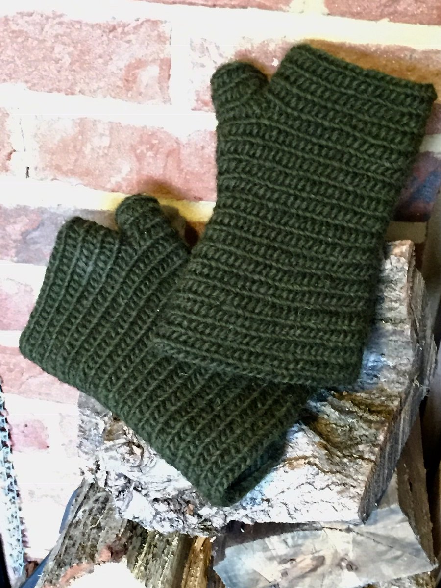 michelle_barja's tweet photo. Nålbinding handwarmers in dark olive alafosslopi wool, Korgen stitch. #nålbinding #nålebinding #naalbinding #ancientskills #ancientcrafts #experimentalarchaeology https://t.co/JDKRYTqtjc