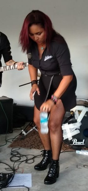 VeronicaVox's tweet photo. Minha Vida em pega garrafa de água, abre, fecha e não perca a tampa kkkk Sem os meus óculos e qualquer estalo plástico no chão : "Perdi a tampa pqp!!kkkk" e a tampa nem Saiu do lugar 🤣🤣🤣 #lesada #cegueta #sórindodessa #HAHAHA https://t.co/UnRPlqzNHL