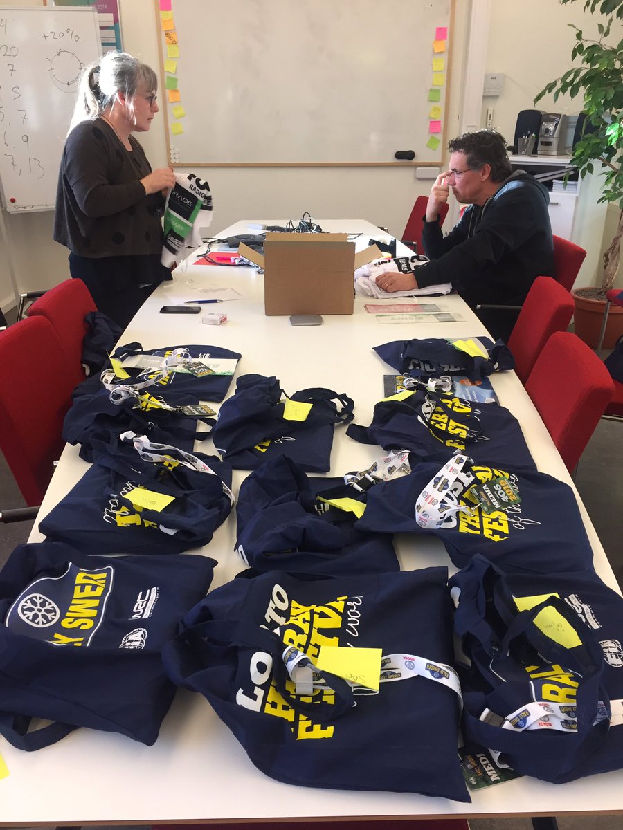 P4Rally's tweet image. Här pågår förberedelserna inför starten på torsdag. Per och Malin fixar reporterväskorna/L-G