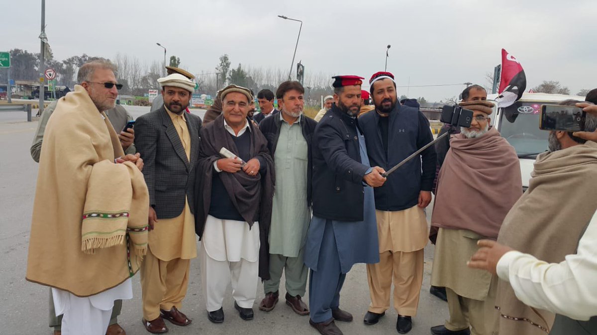 QWP_PK's tweet photo. انبار انٹرچینج صوابی سے شہیدوطن حیات محمد خان شیرپاو کی برسی کیلئے آنے والے قافلہ کی تصویری جھلکیاں، قافلہ افتخار خان ضلعی آرگنائزر کی قیادت میں وطن کور شیرپاؤ آیا
شعبہ اطلاعات ضلع صوابی
#RiseofQWP
#HayatSherpaoAnniversary2019
#13thFeb2019
#WatanKorSherpao https://t.co/b50lb70tcw
