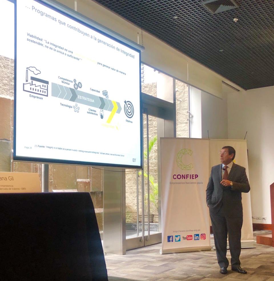 CPA_Peru's tweet photo. “Lo que busca un modelo de #compliance es crear una cultura de integridad y que nos ayude a construir y modificar conductas”. Rafael Huamán, socio @EYPeru 
#LuchaContraLaCorrupción #EYPeruTalks /cc @CONFIEP @eherreravelarde https://t.co/Q159Gwgmy3