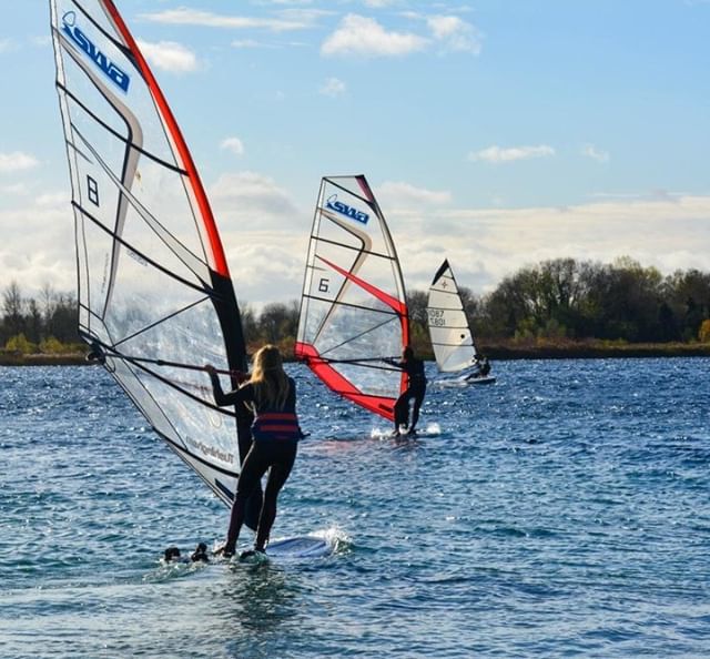 StudentWindsurf's tweet image. SUNNY WINDSURFING! 🌞☀️🌞☀️
Crossing our fingers for some more amazing weather at this year's ✨BaBrUwe✨ event, only four days to go until we're back out on the water at #bowmoorsaillingclub! 🌊💙💦
.
📷  @lauratitheridge
.
#studentwindsurf #windsurf #w… bit.ly/2TR61ju