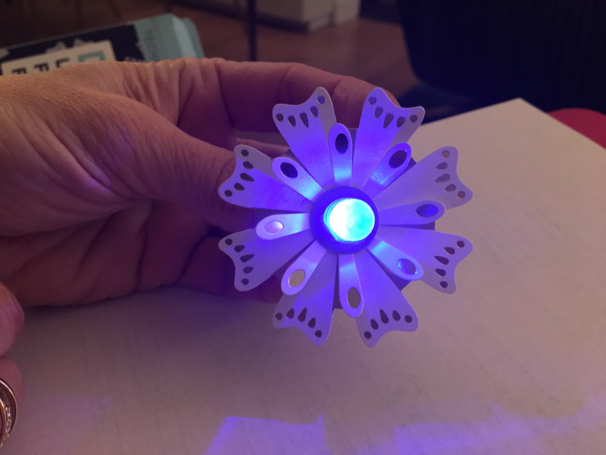EDsnaps's tweet photo. #Origami Box + Origami #Heart + DIY #Electrical Flashy #Flower = #sciencecommunication turned into a #creative #STEAM project.
Who would not want to receive this unique #ValentinesDay2019 gift? https://t.co/lqKf90MQDb