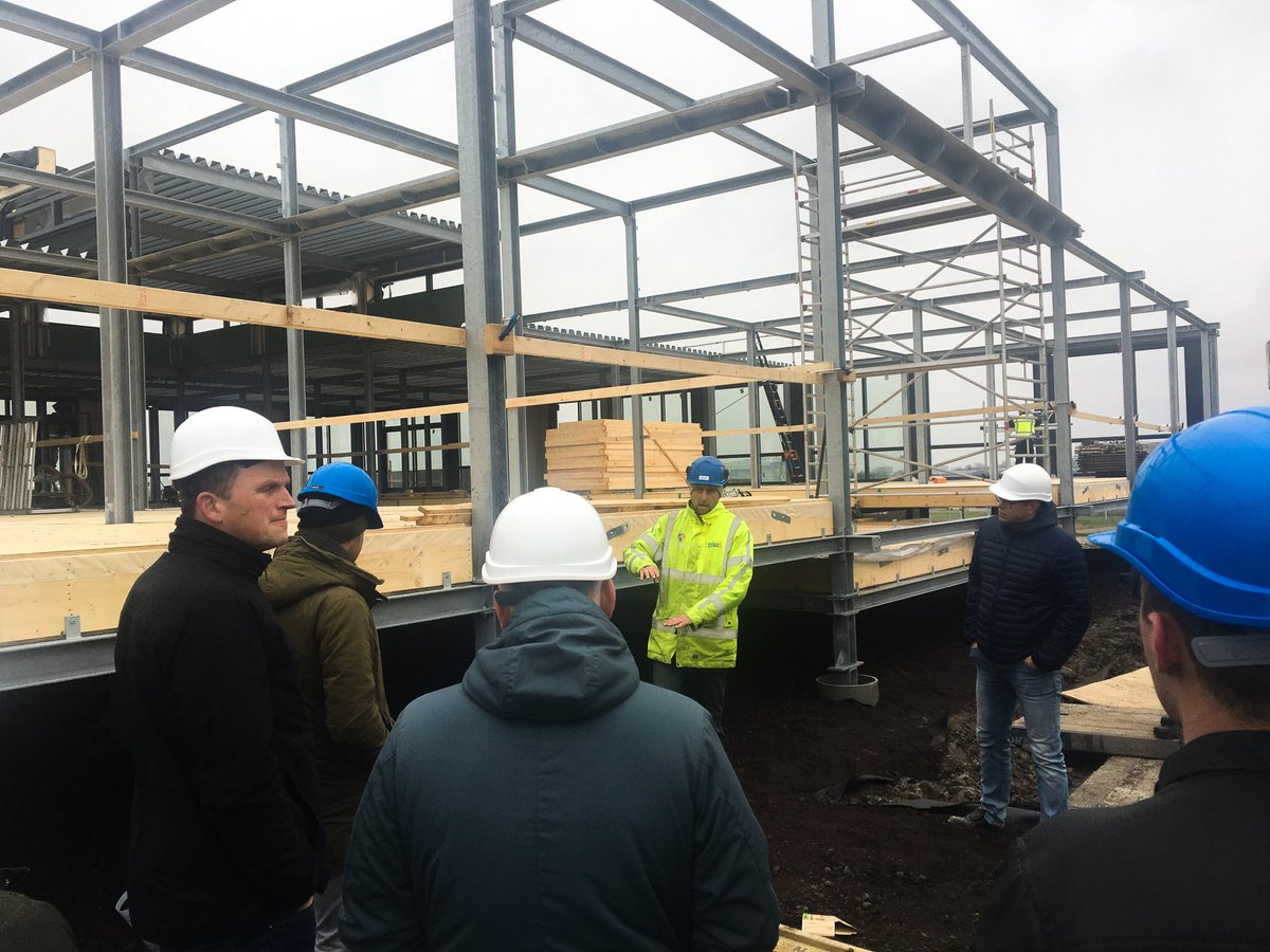 In het kader van de domeindag is vanmiddag een rondleiding gegeven aan docenten (techniek, bouw en infra) van het @rocfriesepoort op het terrein van de #Energiecampus #Leeuwarden. Zij hebben onder andere de bouw van het #Energiekenniscentrum kunnen bewonderen.