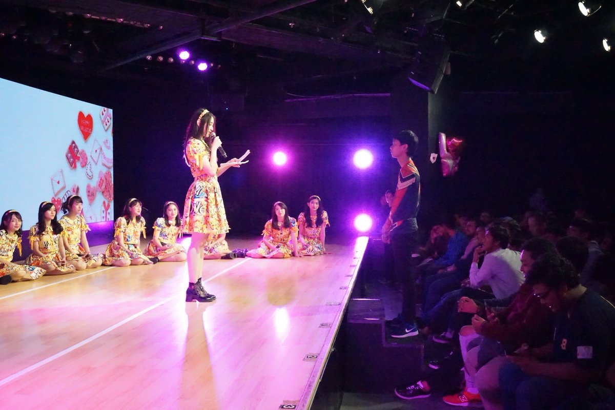 officialJKT48's tweet photo. Yang terakhir adalah @N_ShaniJKT48 membacakan surat untuk salah satu penggemarnya. Ceria dan penuh kasih sayang. 🥰
#JKT48ValentineEvent #K3SakaAgari https://t.co/z5hgbUw6Z6