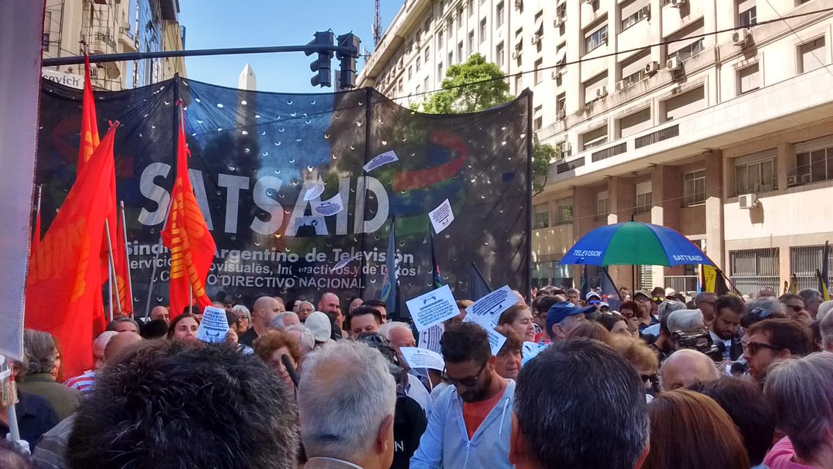 Nos movilizamos porque la Sala “D” de la Cámara Nacional de Apelaciones en lo Comercial negó la apertura de una cuenta para pagar sueldos de lxs trabajadorxs de C5N.
Transmisión en VIVO acá bit.ly/2tkdFqP
#CuentaParaSueldosC5N
#ElGobiernoQuiereCerrarC5N
#C5NNoSeCierra