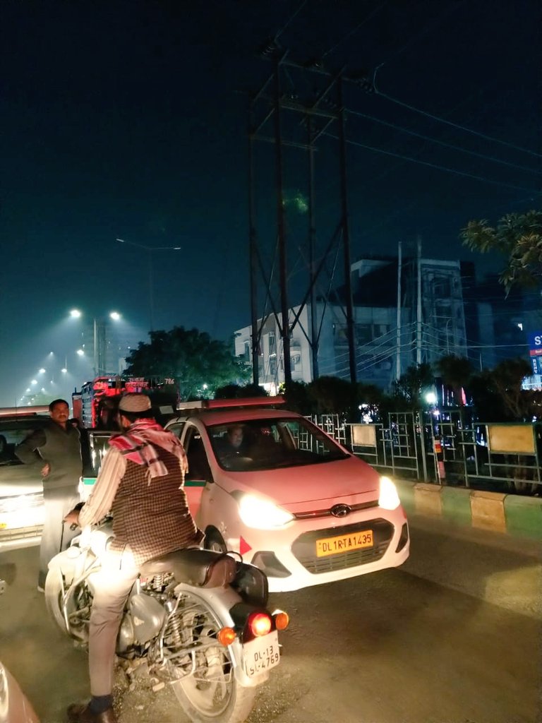 malhotrasonu's tweet photo. #Hugejam @ #Nyayakhand/#Abhaykhand #Alias #Budhkhand ( #BudhBazar) #wouldlike to #knw #whom #allow #them #to #do #so #plsconfirm? @Gzbtrafficpol @ghaziabadpolice @SspGhaziabad @sunilsharma_bjp @Gen_VKSingh @dm_ghaziabad @myogiadityanath @UPGovt https://t.co/EjurKjuG8V