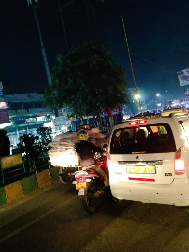 malhotrasonu's tweet photo. #Hugejam @ #Nyayakhand/#Abhaykhand #Alias #Budhkhand ( #BudhBazar) #wouldlike to #knw #whom #allow #them #to #do #so #plsconfirm? @Gzbtrafficpol @ghaziabadpolice @SspGhaziabad @sunilsharma_bjp @Gen_VKSingh @dm_ghaziabad @myogiadityanath @UPGovt https://t.co/EjurKjuG8V