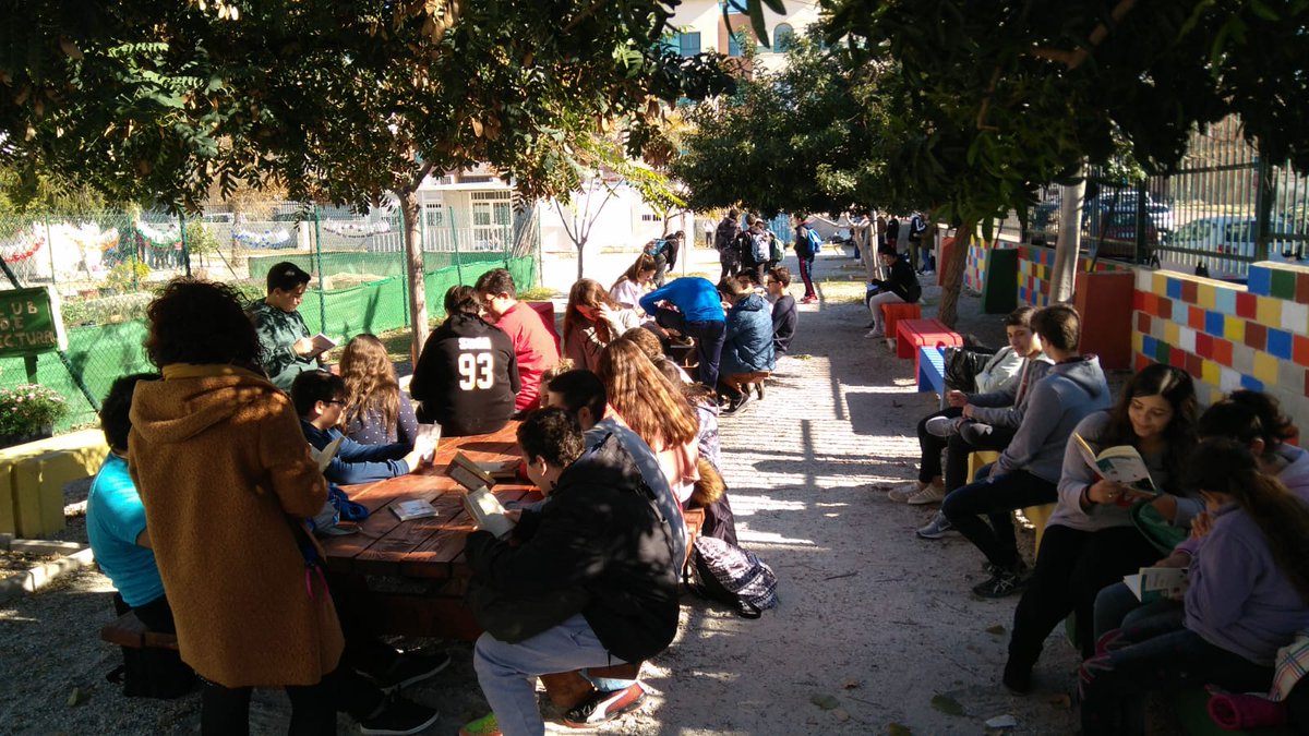 comunicacreando's tweet photo. Club de lectura de hoy!!!😍😍😍 Qué bien estamos!! @EcoMiraya @MirayaPaz @IESMirayadelMar @ComunicApro_ @RedBECREA https://t.co/6b88aY3AHu