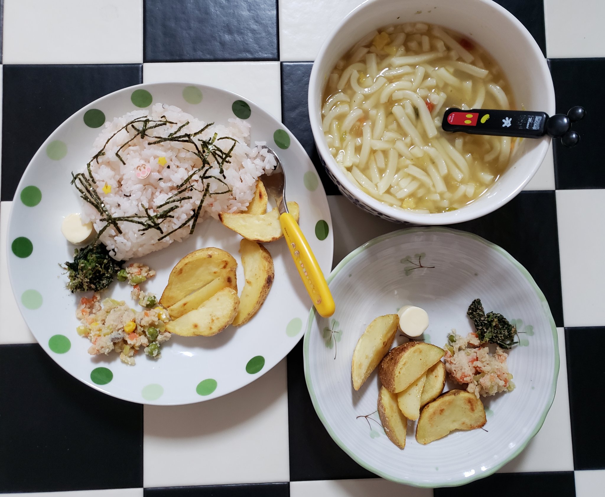 ট ইট র Hiyuri 今日の子供達のランチ 風邪真っ最中の長男はごはん少な目で 次男からはうどんのリクエストがあったのでうどん 長男は食欲がまだ戻ってないようでほとんど食べてくれず 次男はうどんはほぼ完食 このまま次男に風邪移りませんように