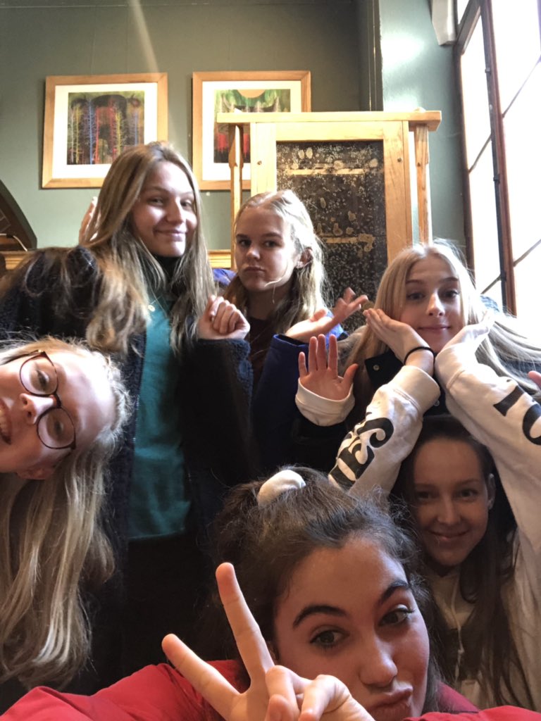 lizzisanderson's tweet photo. @SHSOxbridge #buzzingtobeinoxford #onourbestbeehaviour #busybees 🐝📚 https://t.co/k8uqXUKEhU