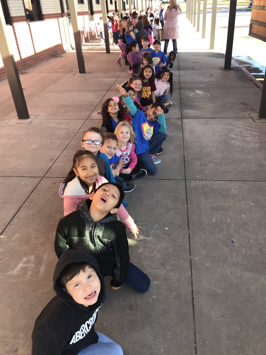 Padgett1st's tweet photo. “Please let this be a normal field trip! Seat belts everyone!” Bears are off to see the Magic School Bus 🚌 #wesbelievers https://t.co/mGGlP4G6dT