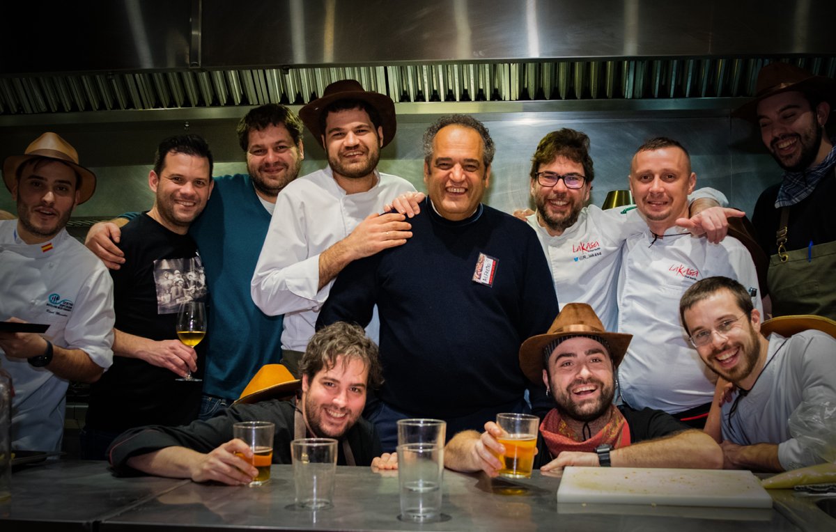 Nuestro Nacho ha sido padre!!
A partir de hoy, su templanza, generosidad, esfuerzo...además de ser referencia para Lakasa, adquieren la responsabilidad de convertirse en un modelo para su criatura.
Qué suerte la del pequeñín: pocos espejos mejores en la vida donde poder mirarse.