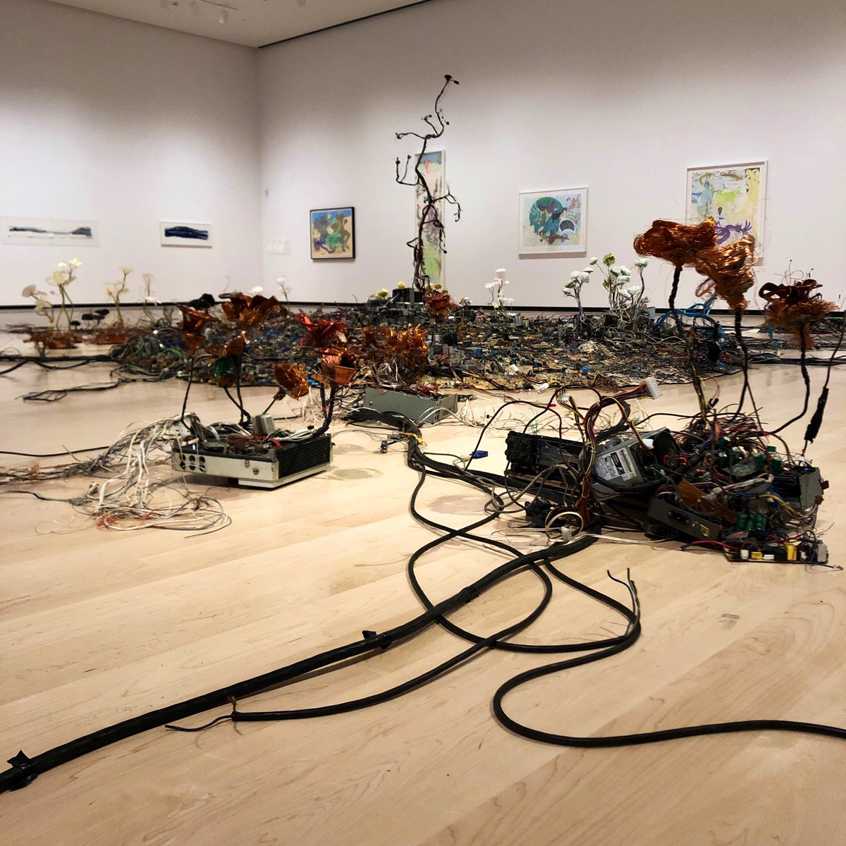 mnbaq's tweet image. « Postnaturalia » de Kristof Kintera se veut un témoignage de notre société d’hyperconsommation et d’obsolescence programmée. #mnbaq #manifdart @manifdart