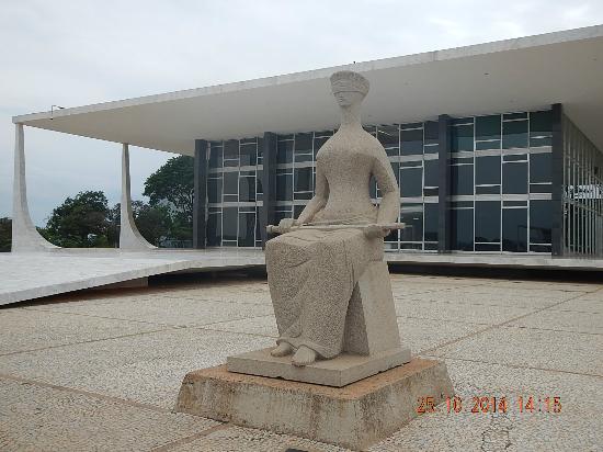 Enough of mandos and contempt of the Supreme Court, Ministers suspected of corruption, money laundering concealment of goods, the Brazilian people want the impeachment because they are not allowing the growth of Brazil.