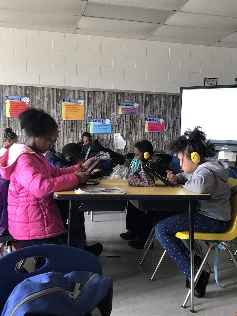 techieteacher24's tweet photo. @ppsdouglasspark 4th graders made some awesome #BookSnaps on main idea today. They did a great job!! #ppsva #epicbooks #edtech #piccollage #makearningfun #usealltheemojis @mrsmuldowney https://t.co/qqAKEXR9lo