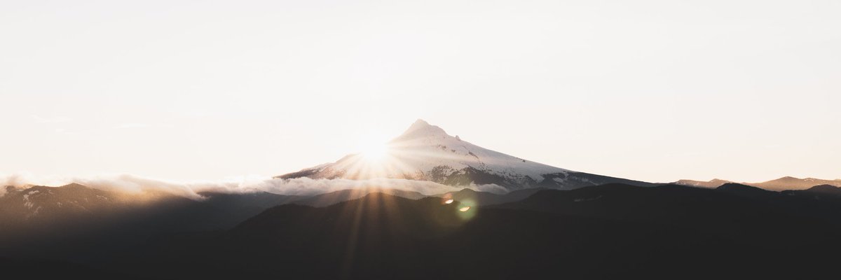 bluemeltaylor's tweet photo. Hiking in the AM to catch sunrise over Hood. #pdx #hiking #getoutside https://t.co/R0duNTKQPa