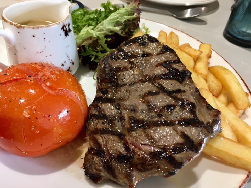 We love seeing everyone’s photos and hearing your feedback. 
Joolie’s lunch is making our mouths water! @joolie_richard @Servest_UK #thecockhorseinn #lavenham #suffolk #pub #steak #lunch #sourcelocal #food #foodie @lavenhambutcher