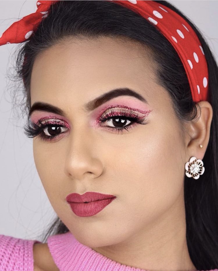 Zuricosmetics1's tweet photo. Glitter pigment and a soft pink base on the eyes from #Thenudecollection eyeshadow palette. With a mix of #Premièredame matte red and #Statement nude lipgloss. #Zuriexperience @senasecrets 💕
.
.
#zuricosmetics #makegoals #makeupculture #beautybloggers #loveyourskin #creatives https://t.co/wVM8mfVohs