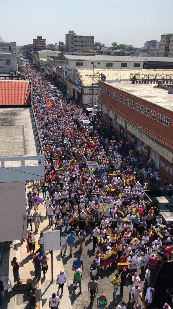 #Portuguesa se mantiene en la calle exigiendo el ingreso de la ayuda humanitaria, y este  #23FEB saldremos con más fuerza. Vamos bien #VenezuelaTeNecesita