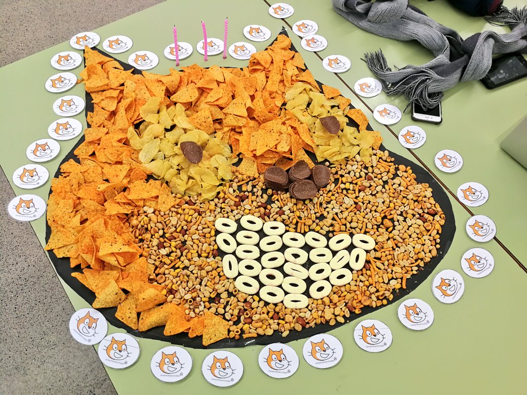 pau_nin's tweet image. Scratchers del món: mireu com hem acabat el curs de #Scratch3 a @EscolaDarwin! 😻🎉