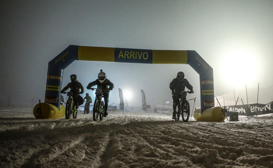 AptValdiSole's tweet photo. Torna la leggendaria sfida #downhill e #fatbike sulla #neve di #PontediLegnoTonale: il prossimo 9 marzo è tempo di #LaWinterDh!
Ti aspettiamo sulle piste da sci di #PontediLegnoTonale.
Scopri tutto sull'evento: https://t.co/9kTgdZBdjX https://t.co/5QQwkH20vs