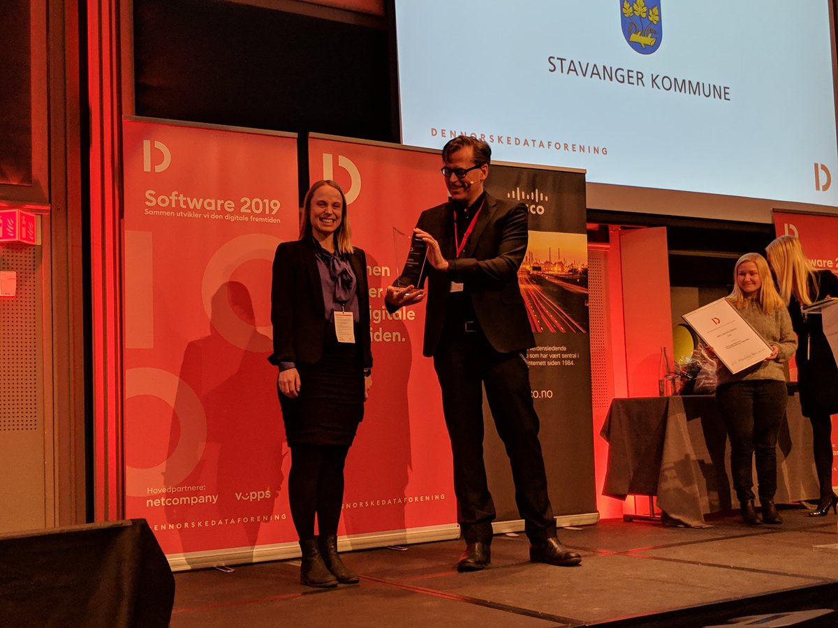 smartbyen's tweet image. Hurra! Stavangers satsning på åpne data gikk helt til topps under kåringen av den beste smartbyløsningen i 2018. Prisen blir delt ut av Den norske dataforening til løsninger som forenkler samhandling og deling av ressurser. Stas! stavanger.kommune.no/nyheter/arets-…