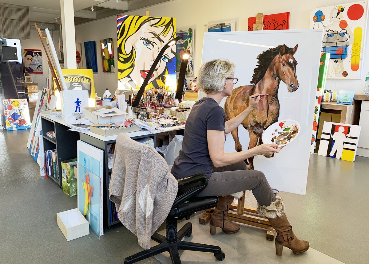 CDechamby's tweet photo. Painting a lovely horse in my Atelier with the shiny sun outside: life is satisfying. Enjoy it! ☀️

#CarolineDechamby #showroomAtelier #lovemywork https://t.co/HIv7vkClro