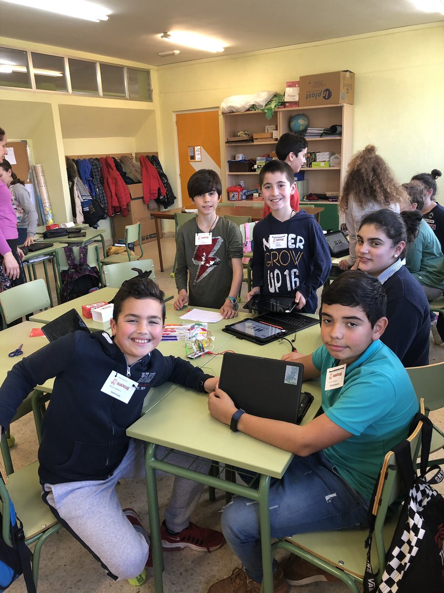 eventosfera's tweet photo. El proyecto #SamsungSmartSchool #TecnologíaConPropósito de @SamsungEspana no solo favorece la inmersión tecnológica en centros educativos rurales sino también el trabajo en equipo y la asunción de roles,  importantísimo para el futuro de estos niños/as https://t.co/r55DnJ2OmW