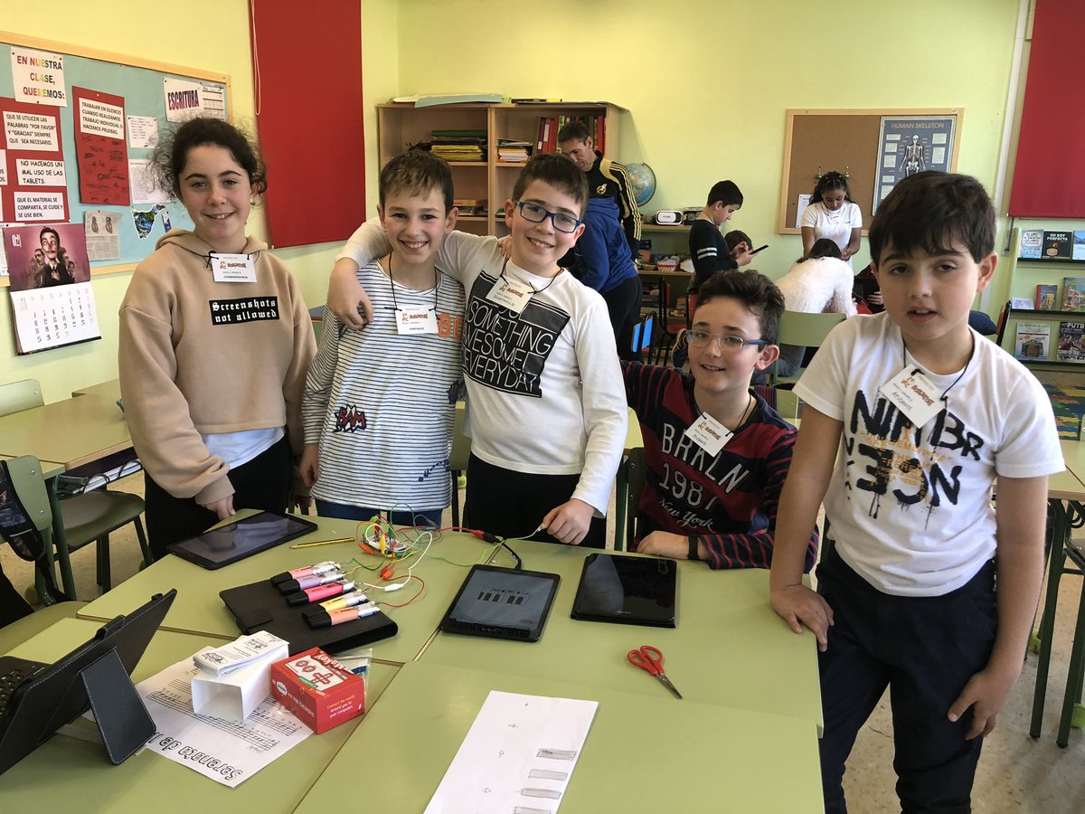 eventosfera's tweet photo. El proyecto #SamsungSmartSchool #TecnologíaConPropósito de @SamsungEspana no solo favorece la inmersión tecnológica en centros educativos rurales sino también el trabajo en equipo y la asunción de roles,  importantísimo para el futuro de estos niños/as https://t.co/r55DnJ2OmW