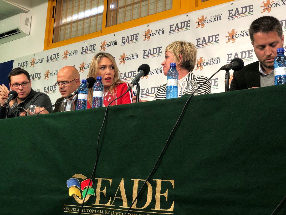 Coral_sebu's tweet photo. @Lucinthe ”Empezamos dando conexiones en directo cada hora, al final de la semana era cada media hora” #CharlasEADE @EadeUniversidad #julen https://t.co/VoAXsVlikf
