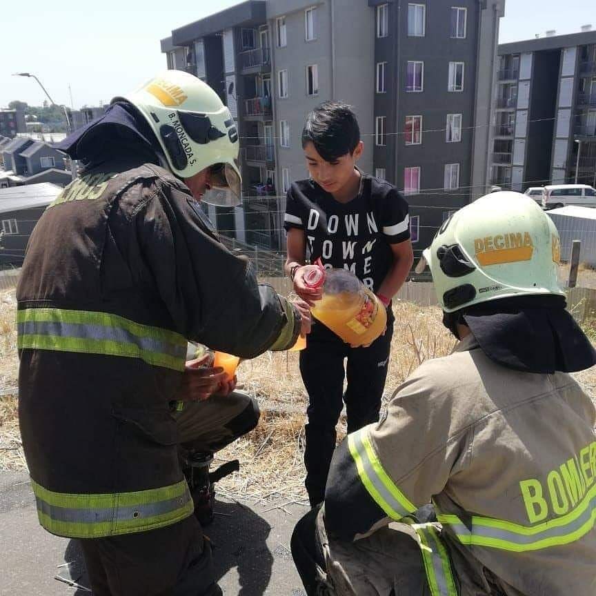 karlita_c's tweet photo. Contrarrestando lo de #CristianRosellot 
Menor de edad agradeció a Bomberos por todo el trabajo esforzado que han hecho en estos días de Incendios Forestales de #Concepción.
Con un bidón de 5 lt y unos sobres de jugo que el mismo compró. “Educación no es igual que dinero” https://t.co/205jSx8QWe