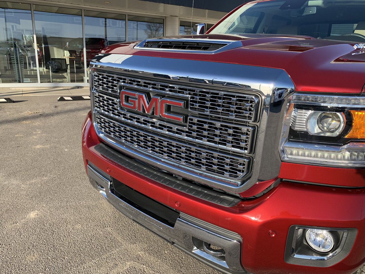 Up close and in your face! This grill is nothing but fierce!🔥🔥🔥
#johnkfisher #elsoradoks #familyowned #midwestlife #localbusiness #trucklife #sierra2500hd #gmc #gmdealership #probablythebestdealershipintheworld #denali #redtruck #duramaxdiesel