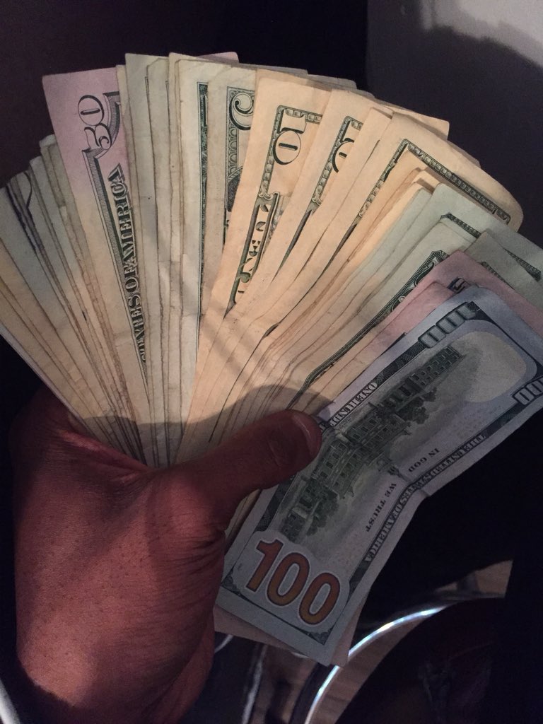 Glizzy303's tweet photo. #OnRepeat 💰🏃🏾‍♂️🔄 ya rent money no cap 🗣 https://t.co/4J6VBHCvtD