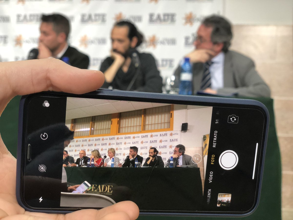 Coral_sebu's tweet photo. @JuanCanoSUR “Me parece fundamental como se cuenta todo, el rigor. Contar las cosas desde la sensibilidad”
@JJMadueno “Lo que se buscaba era un milagro”
#CharlasEADE @EadeUniversidad #casoJulen #Julen https://t.co/VBswQDCZuo