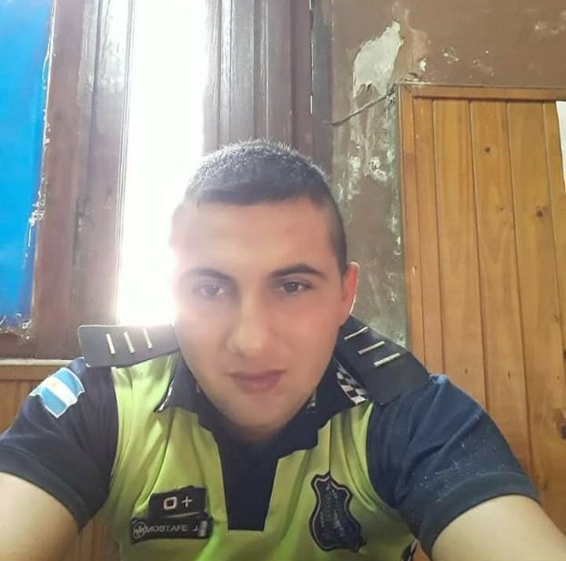 Un policía tucumano detenido.
Es el principal sospechoso del abuso sexual a la joven encontrada, herida e inconsciente, a orillas de la RN 38, en Acheral. 

Alfredo Mostafé se aprovechó. Le dijo que la acercaría a la casa del novio.

monterizos.com.ar/2019/02/13/un-… vía <a href="/monterizoscomar/">monterizos</a>