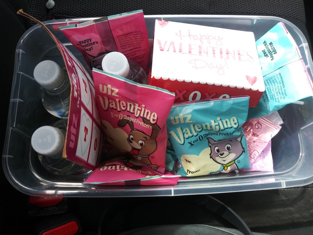 LittoMissscare's tweet photo. My lyft driver had the cutest Valentine treats 💕💌💋 https://t.co/pUvB6YLKHG