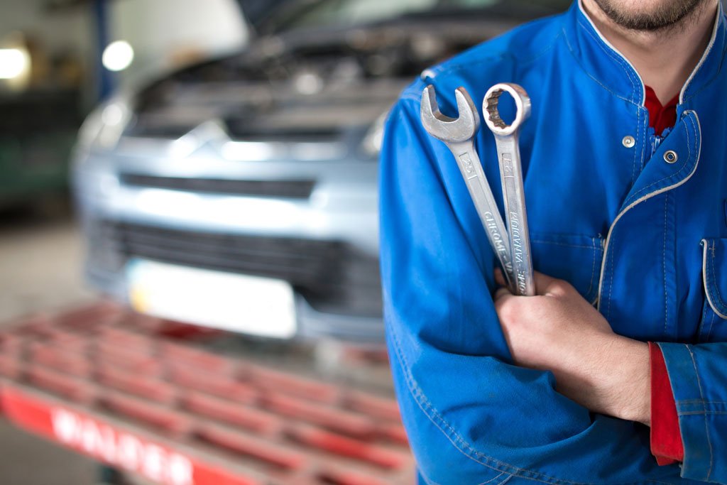 ShiftProcessing's tweet photo. Shop Owners: How would you like a 4% raise? With a quick 2 minute phone call, you can get all of your credit card processing fees back in cash every month. #autoshop #garagelife https://t.co/Ie93EGYDGg https://t.co/JCSmHxIUa0