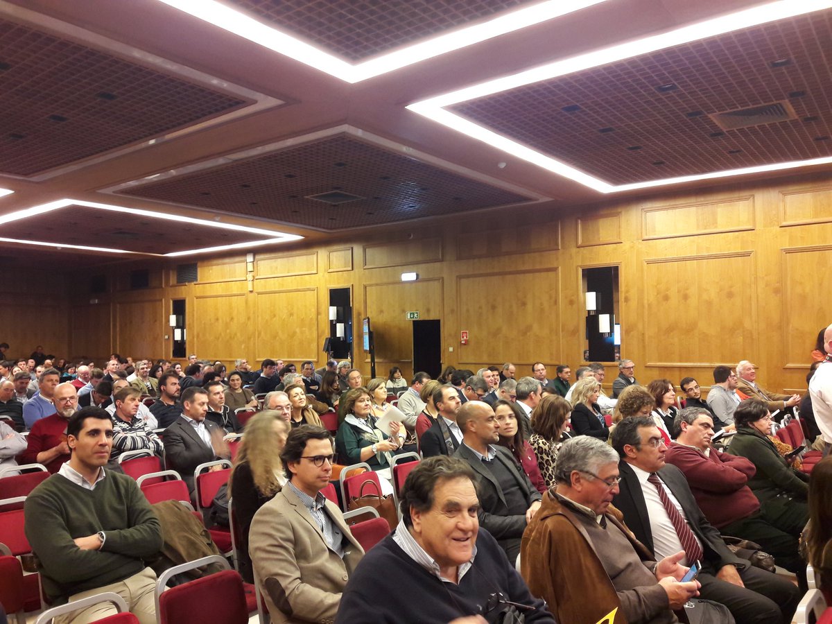 GrupoHenar's tweet photo. 🔝 Interesante ponencia de Elvira Fortunato en 1° #CongresoIbericoMaiz explicando sus investigaciones y trabajos con materiales como la #celulosa (y a veces las bacterias del vinagre) en aplicaciones electrónicas: transistores, sensores, envases inteligentes...
#Agpe #Anpromis https://t.co/XhqcNADzND