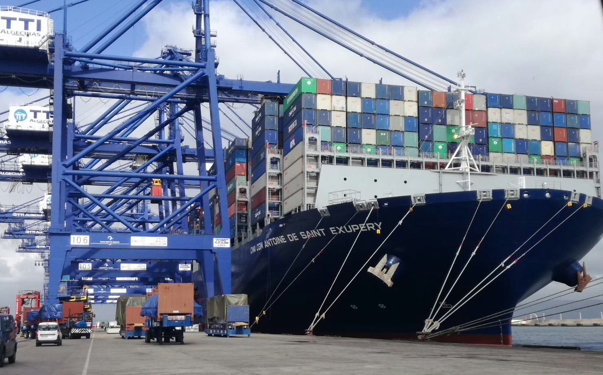 🌏 El #megaship #CMACGMSaintExupery, el más grande que escala en España, operando hoy en la terminal de Isla Verde Exterior del Puerto de #Algeciras procedente de #Singapur 🇸🇬. El gigante con capacidad para 21.000 Teus partirá a final del día hacia Southampton 🇬🇧 #OceanAlliance