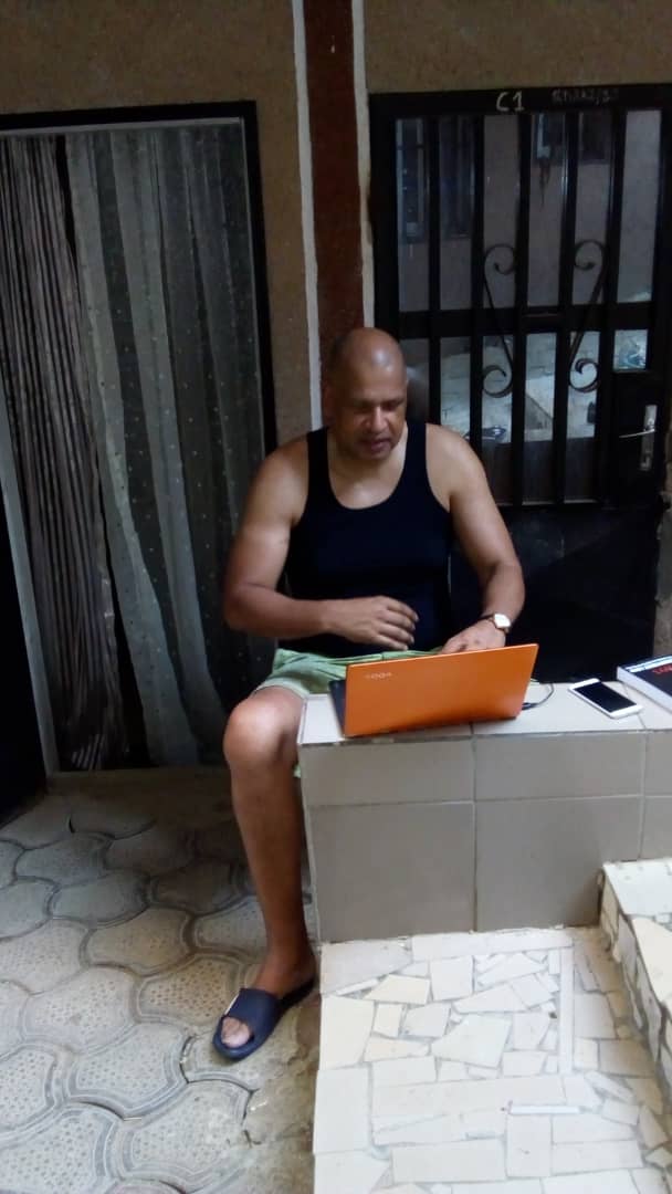 #Douala #Kamerun 9.30 Uhr ... Schreiben bei 32°C ... Stay tuned der-moerder-unterm-bett.de