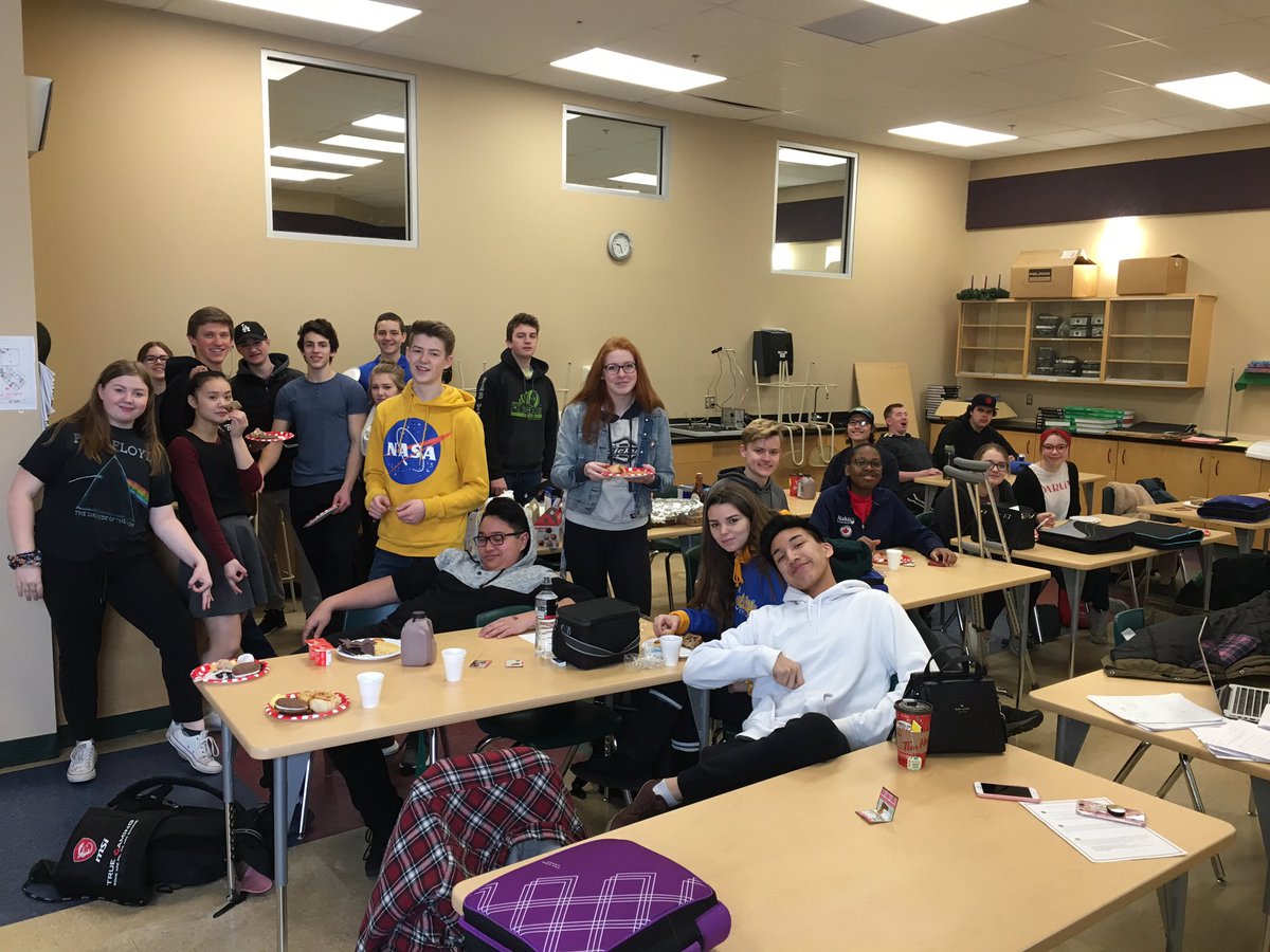 nicolmurp's tweet photo. Notre fête de Saint Valentin! ❤️❤️@StJoesCHS @GPCSD #podluck https://t.co/oFYN06r4Pe