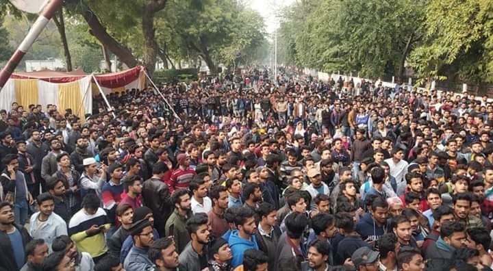 thisizzeeshan's tweet photo. @thefarru786 @A_Basit1992 Fanoos Banke Jiski Hifaazat Hawa Kare,

Wo Shamma kya Bujhe Jise Roshan Khuda kare.. https://t.co/3phE5ItYjc