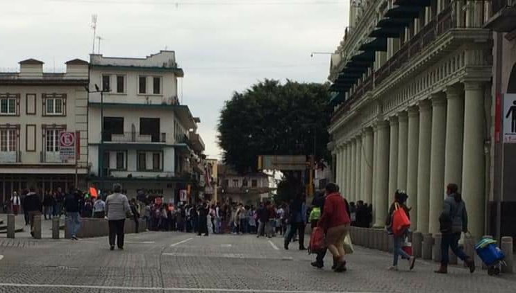 fifiChopi's tweet photo. Los Padres de familia y trabajadoras de Estancias Infantiles en Veracruz en este momento se  manifiestan contra el recorte de presupuesto de la Federación a estos órganos, permanece cerrada la calle de Enríquez en #Xalapa #4taTransformacion #Primores https://t.co/DJJwnCoexU